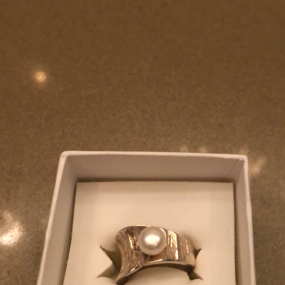 Beautiful silver ring size 6 white pearl